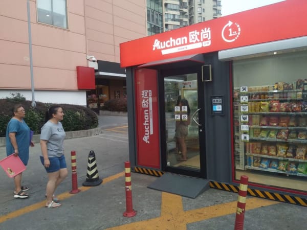 無人コンビニに興味をもつ中国人